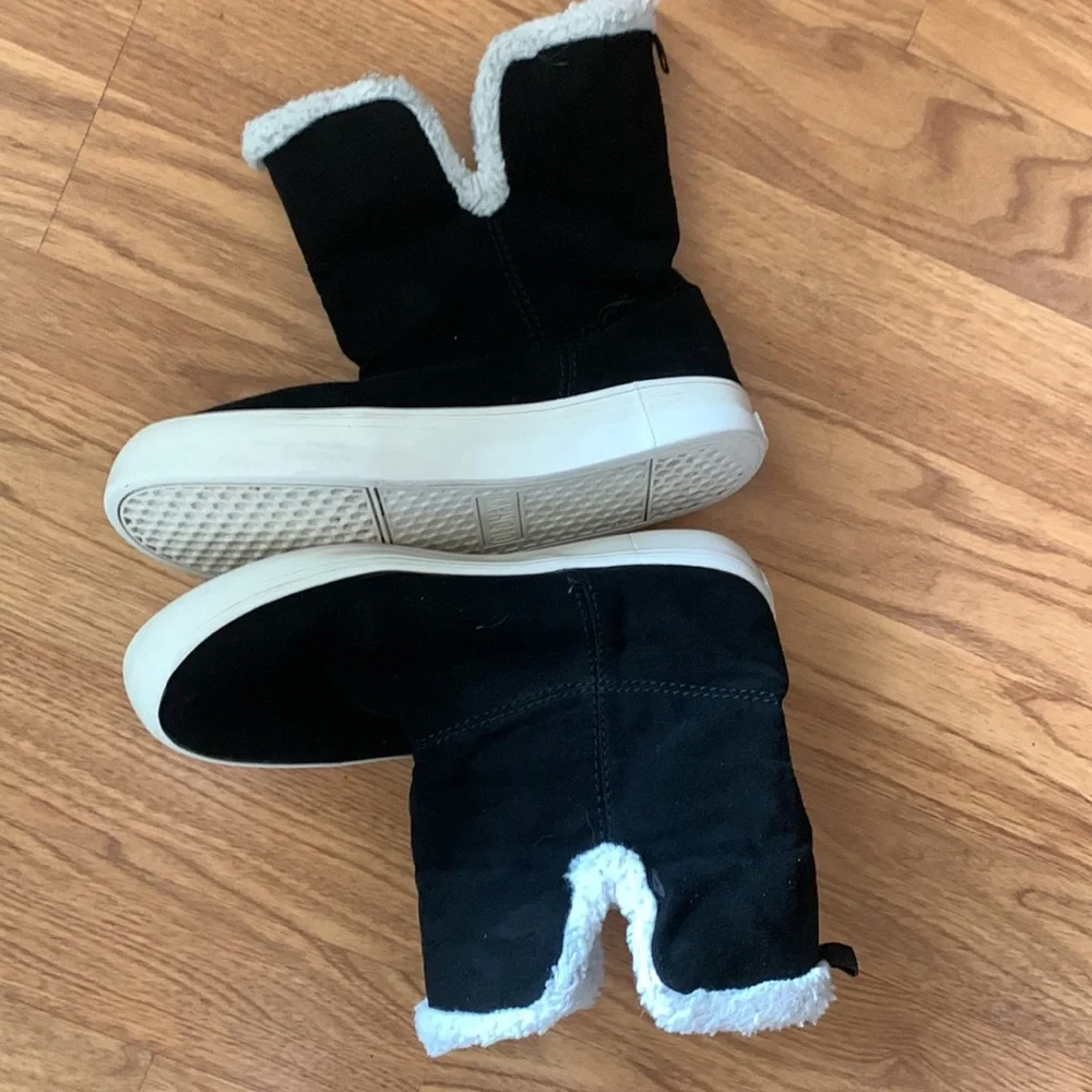 Black fur lined old navy kids boots 1 child youth